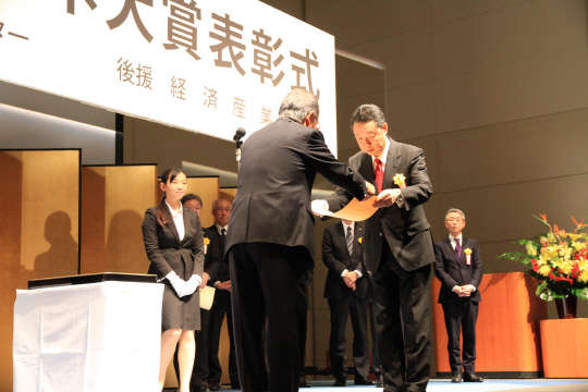 한국후지제록스는 디지털 컬러 복합기 신제품이 일본 '2015 에너지 절약 대상'에서 13회째 '에너지 절약 센터 회장상'을 수상했다고 2일 밝혔다. <한국후지제록스 제공>